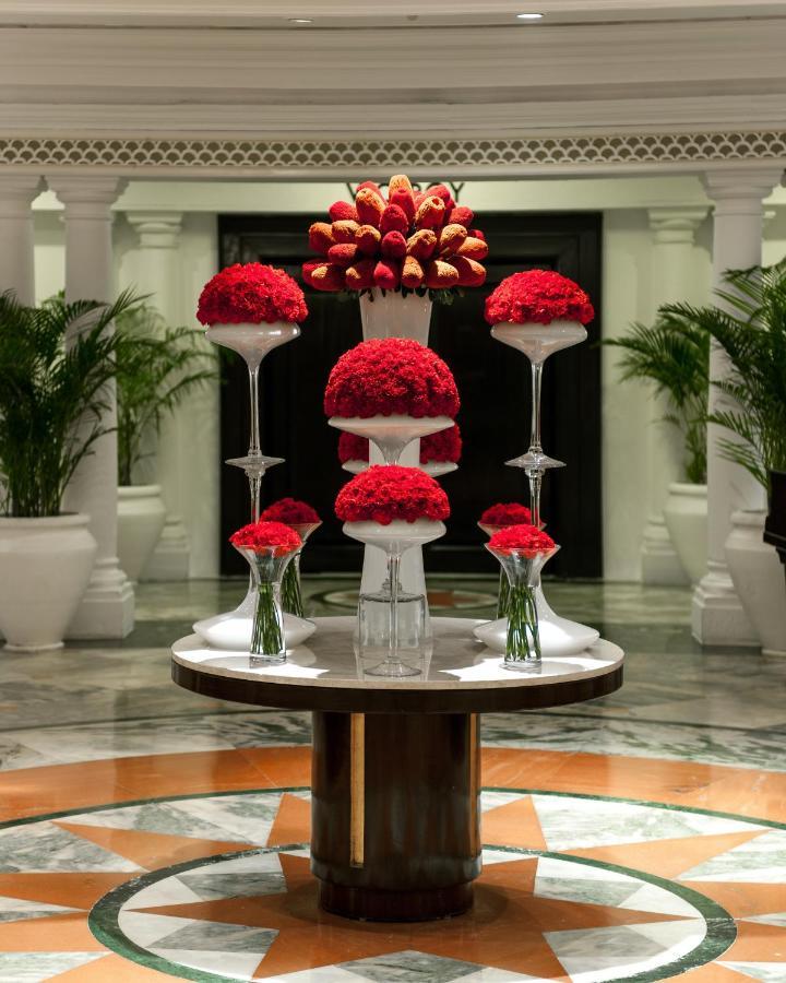 The Claridges New Delhi Hotel Luaran gambar Flower arrangement at the Taj Mahal Palace, Mumbai