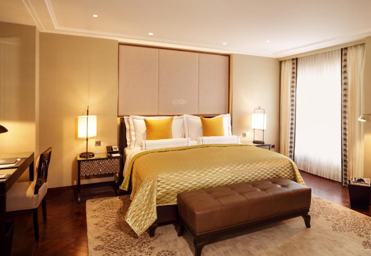 The Claridges New Delhi Hotel Luaran gambar A bedroom at the Taj Mahal Palace