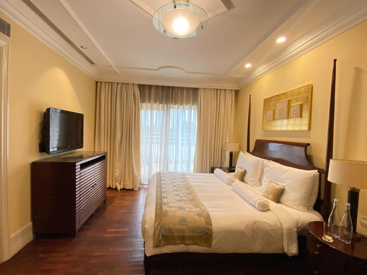 The Claridges New Delhi Hotel Luaran gambar A bedroom at the Taj Bengal