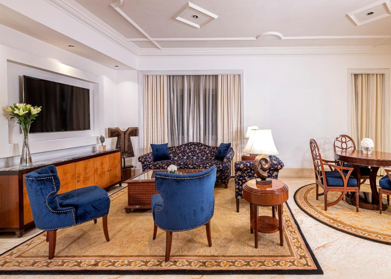 The Claridges New Delhi Hotel Luaran gambar A living room in a hotel suite