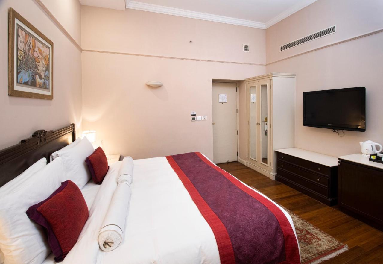 The Claridges New Delhi Hotel Luaran gambar A room at the hotel