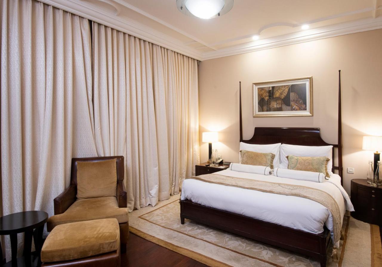 The Claridges New Delhi Hotel Luaran gambar A bedroom at the Taj Mahal Palace