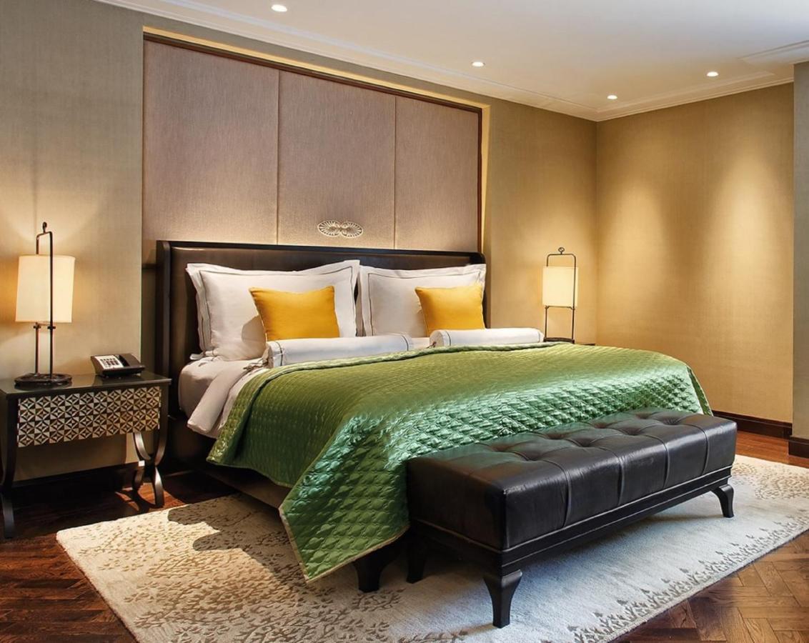The Claridges New Delhi Hotel Luaran gambar A bedroom at the Taj Mahal Palace