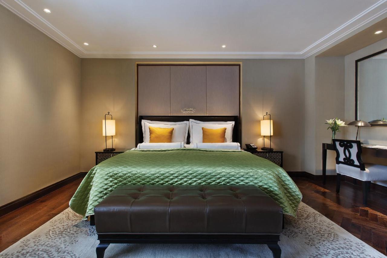 The Claridges New Delhi Hotel Luaran gambar A bedroom at the Mandarin Oriental, London