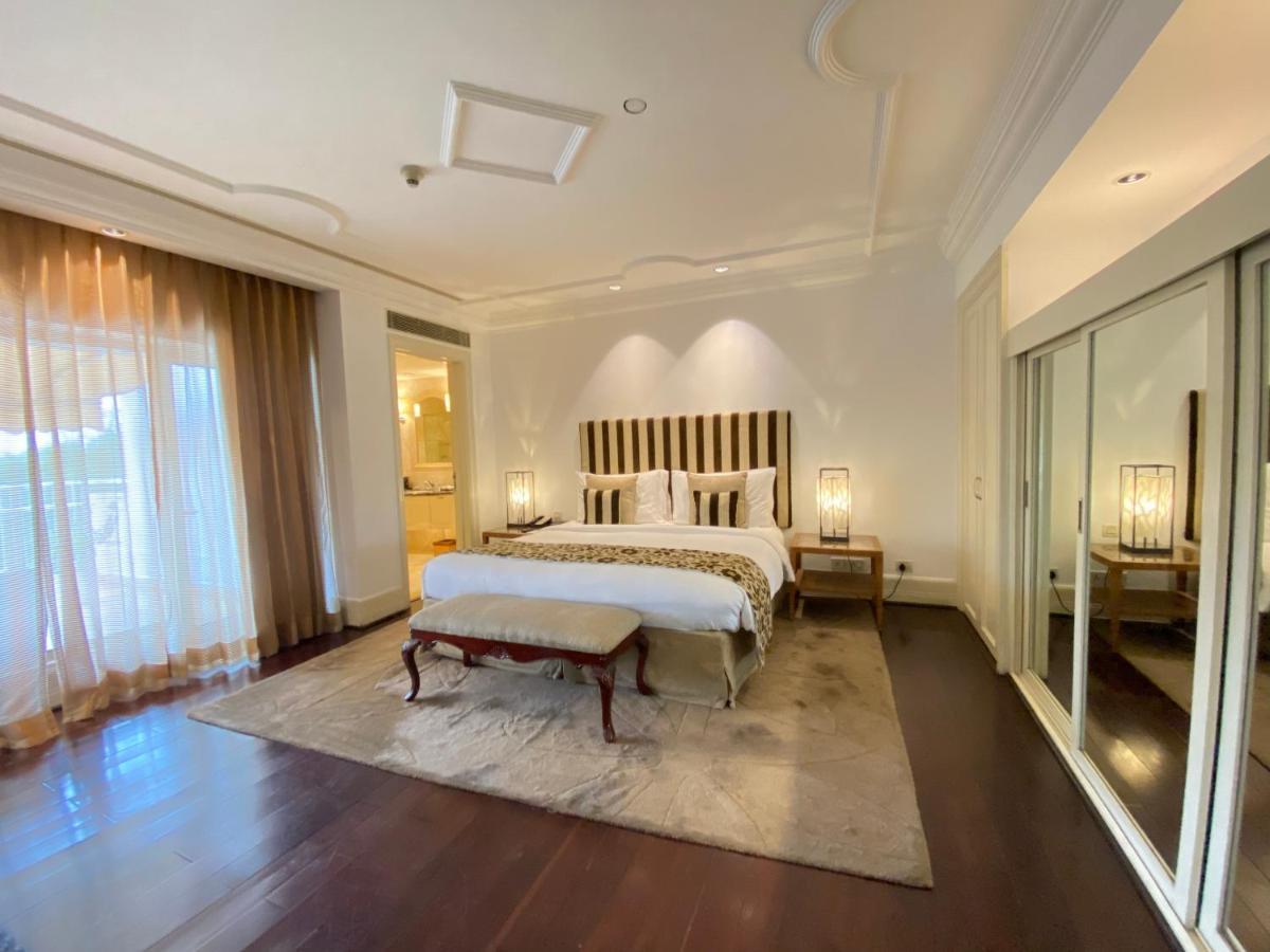 The Claridges New Delhi Hotel Luaran gambar A bedroom at the Taj Bengal