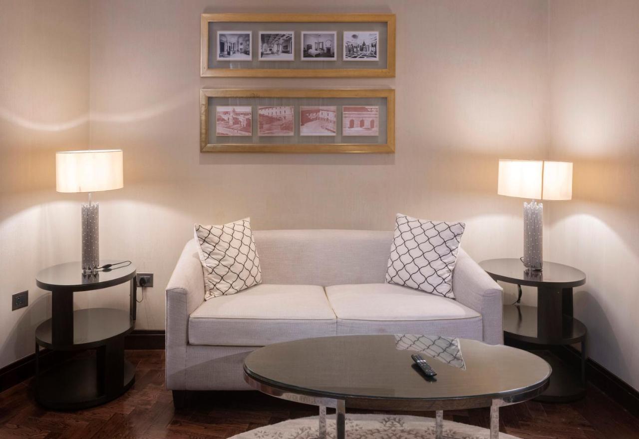 The Claridges New Delhi Hotel Luaran gambar A living room with a sofa