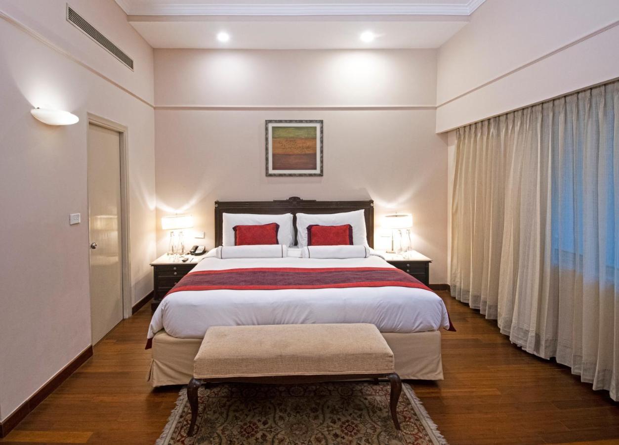 The Claridges New Delhi Hotel Luaran gambar A bedroom at the Taj Bengal