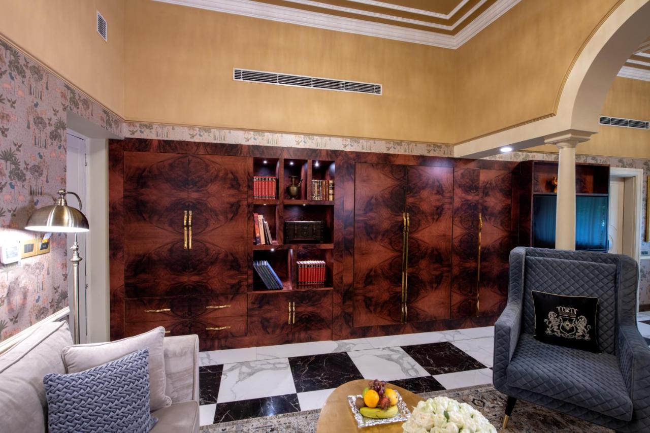 The Claridges New Delhi Hotel Luaran gambar A living room in the hotel