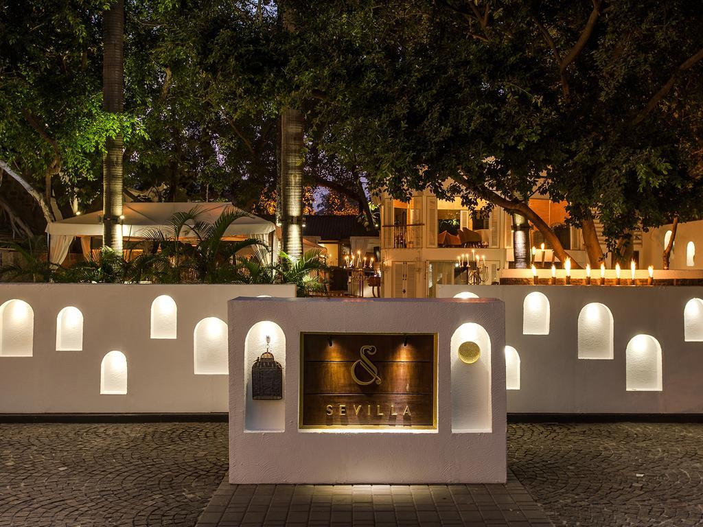 The Claridges New Delhi Hotel Luaran gambar The entrance of the restaurant
