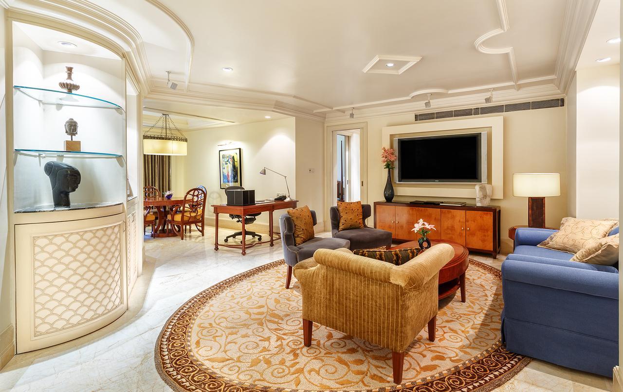 The Claridges New Delhi Hotel Luaran gambar A living room in a suite at the Ritz-Carlton, Dubai