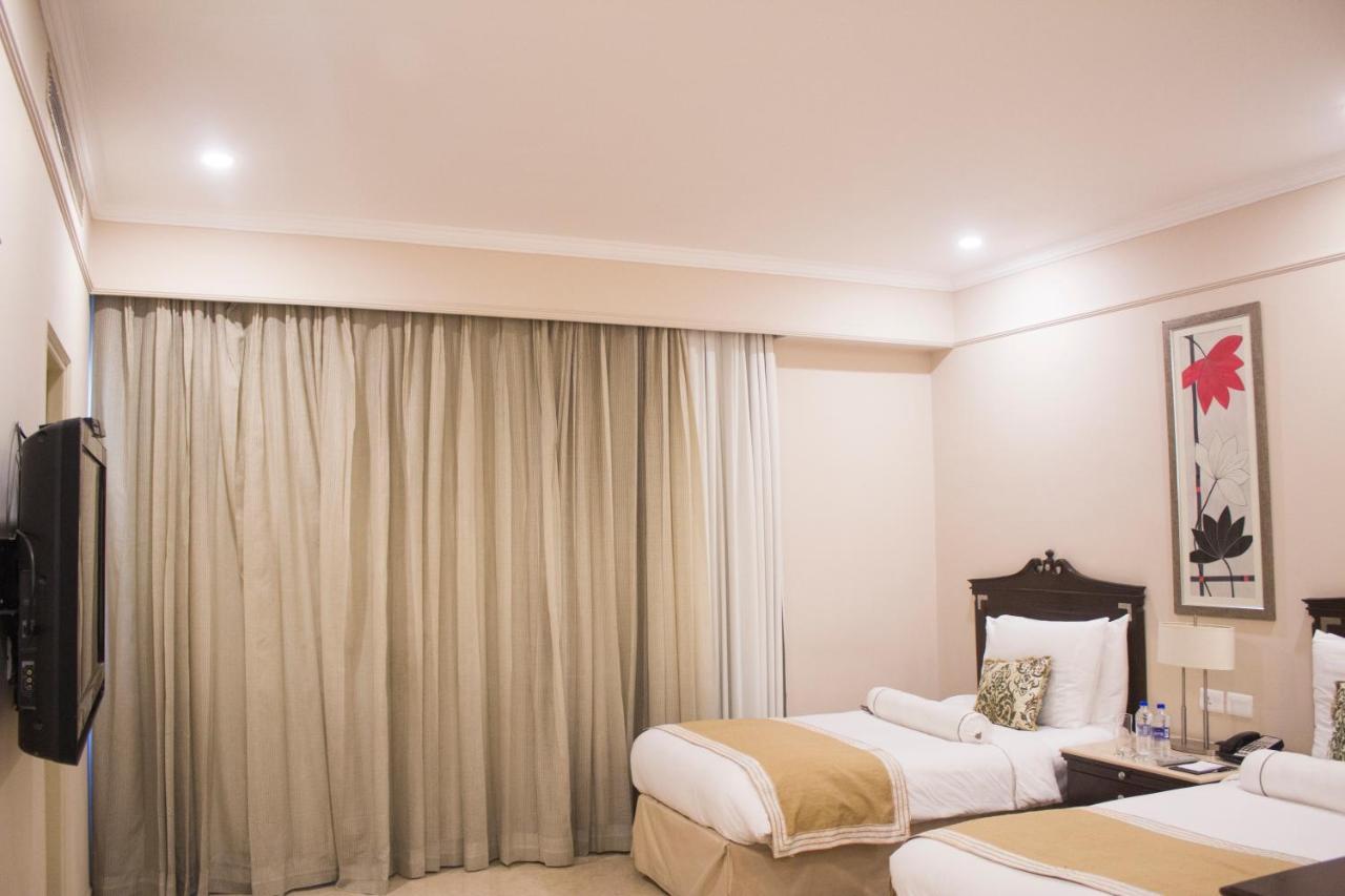 The Claridges New Delhi Hotel Luaran gambar A room at the Taj Bengal