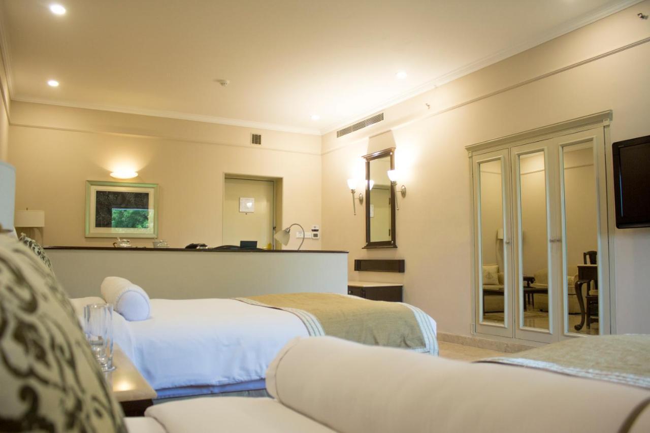 The Claridges New Delhi Hotel Luaran gambar A room at the hotel